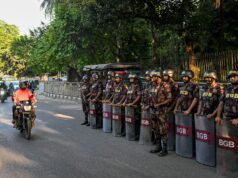 Tensão aumenta quando tribunal de Bangladesh condena ex-primeiro-ministro Hasina Um homem segura um cartaz em frente ao tribunal exigindo a pena capital antes do veredicto sobre as acusações de crimes contra a humanidade pela repressão mortal aos protestos liderados por estudantes em 2024 contra a primeira-ministra destituída Sheikh Hasina, em Dhaka, Bangladesh, em 17 de novembro de 2025.
