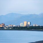 O terremoto de magnitude 6,0 foi registrado a noroeste de Anchorage na manhã de Ação de Graças (REUTERS)