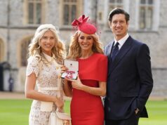 Tess Daly é apoiada pelo marido Vernon Kay e pela filha sósia Phoebe, de 21 anos, ao receber o MBE do Rei Charles no Castelo de Windsor e dedicar a homenagem a seu falecido pai Tess Daly foi apoiada pelo marido Vernon Kay e pela filha sósia Phoebe ao ser homenageada pelo rei Charles em uma cerimônia de investidura no Castelo de Windsor na quarta-feira.