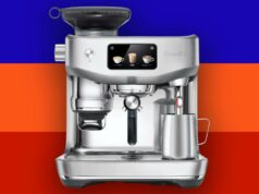 Testei dezenas, mas a máquina de café expresso favorita de Oprah me chocou Máquina de café expresso prateada com tela sensível ao toque inteligente