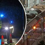 A polícia monta guarda perto da estação ferroviária de Huntingdon, Inglaterra, em Cambridgeshire, depois que pessoas foram esfaqueadas em um trem, sábado, 1º de novembro de 2025. (Chris Radburn/PA via AP)