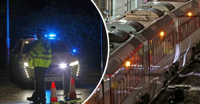 A polícia monta guarda perto da estação ferroviária de Huntingdon, Inglaterra, em Cambridgeshire, depois que pessoas foram esfaqueadas em um trem, sábado, 1º de novembro de 2025. (Chris Radburn/PA via AP)