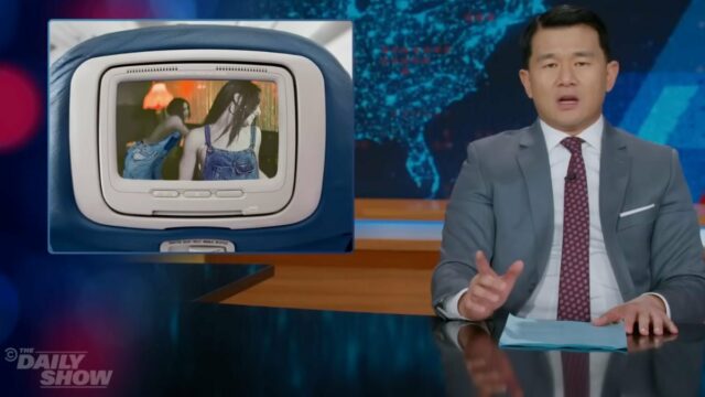'The Daily Show' prevê que os arquivos de Epstein 'serão mais censurados do que a versão de avião de Anora' quando lançados | Vídeo
