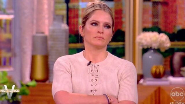 'The View': Sara Haines lança uma bomba F no ar 'The View': Sara Haines lança uma bomba F no ar depois que Mentalist adivinha corretamente - e revela - seu código PIN do caixa eletrônico