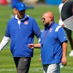 O coordenador ofensivo do New York Giants, Mike Kafka, e o técnico Brian Daboll no treino de futebol.