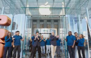 A marca mais valiosa do mundo da Apple, de acordo com a lista Global 500 2026 da Brand Finance Tim Cook (visto aqui em uma Apple Store) acaba de completar 65 anos, renovando as especulações sobre seu sucessor como CEO