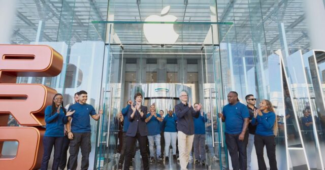 Tim Cook acaba de completar 65 anos, renovando as especulações Tim Cook (visto aqui em uma Apple Store) acaba de completar 65 anos, renovando as especulações sobre seu sucessor como CEO