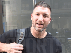 Tim Tebow fala sobre a paternidade, ‘uma das maiores bênçãos da vida’ 110425 tim tebow kal2.jpg