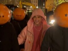 Timothée Chalamet no pop-up de ‘Marty Supreme’ com a gangue de capacetes de pingue-pongue, em vídeo 112125_timothee_chalamet_kal