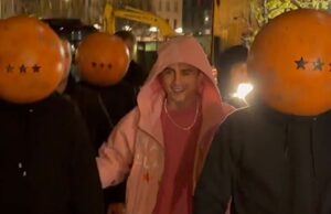 Timothée Chalamet no pop-up de ‘Marty Supreme’ com a gangue de capacetes de pingue-pongue, em vídeo 112125_timothee_chalamet_kal