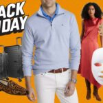 Vestido midi azul escuro com alças finas e saia plissada.