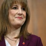 A especialista em comunicação Judi James revelou agora alguns dos sinais sutis de que a Sra. Reeves estava de fato “desconfortável” e “ansiosa” sob sua fachada “performativa”.