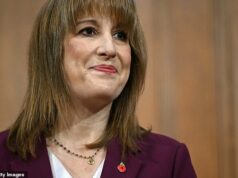 Todas as pistas escondidas Rachel Reeves não estava tão calma quanto tentou retratar durante seu discurso surpresa pré-orçamento A especialista em comunicação Judi James revelou agora alguns dos sinais sutis de que a Sra. Reeves estava de fato “desconfortável” e “ansiosa” sob sua fachada “performativa”.