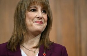 Todas as pistas escondidas Rachel Reeves não estava tão calma quanto tentou retratar durante seu discurso surpresa pré-orçamento A especialista em comunicação Judi James revelou agora alguns dos sinais sutis de que a Sra. Reeves estava de fato “desconfortável” e “ansiosa” sob sua fachada “performativa”.