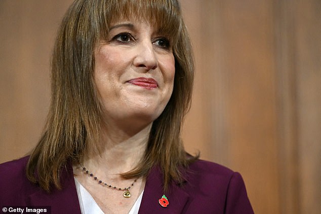 Todas as pistas escondidas Rachel Reeves não estava tão calma A especialista em comunicação Judi James revelou agora alguns dos sinais sutis de que a Sra. Reeves estava de fato “desconfortável” e “ansiosa” sob sua fachada “performativa”.