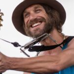 Todd Snider, cantor e compositor que cativou os fãs de música americana com honestidade e inteligência estimulantes, morre aos 59 anos
