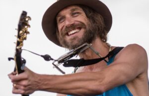Todd Snider, cantor e compositor que cativou os fãs de música americana com honestidade e inteligência estimulantes, morre aos 59 anos Todd Snider, cantor e compositor que cativou os fãs de música americana com honestidade e inteligência estimulantes, morre aos 59 anos