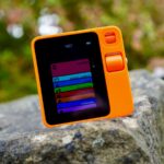 Uma pessoa segurando o Coelho R1