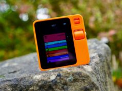 Todo mundo odiava o Rabbit R1. Eles estavam certos, mas agora estão errados Uma pessoa segurando o Coelho R1