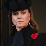 A Princesa de Gales parecia tão estilosa como sempre quando saiu com seu conjunto do Remembrance Day ontem (foto) - e seu visual era muito significativo