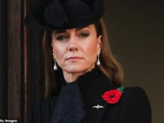 Todos os detalhes ocultos na roupa do Remembrance Day de Kate Middleton – desde uma comovente homenagem ao seu avô até sua inteligente atualização de conjunto A Princesa de Gales parecia tão estilosa como sempre quando saiu com seu conjunto do Remembrance Day ontem (foto) - e seu visual era muito significativo