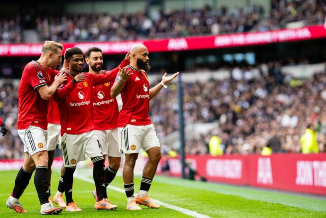 Noussair Mazraoui jogando contra o Tottenham