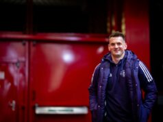 Tom Heaton não se arrepende do retorno do Man Utd e compartilha lições aprendidas com Sir Alex Ferguson Tom Heaton se aquecendo contra o Nottingham Forest