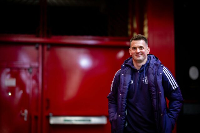 Tom Heaton se aquecendo contra o Nottingham Forest