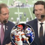 Tony Romo (R), principal analista da NFL para a CBS, levantou algumas sobrancelhas durante o primeiro quarto do jogo Chiefs-Bills quando foi ouvido grunhindo na transmissão ao lado de Jim Nantz (R) no domingo, 2 de novembro de 2025.