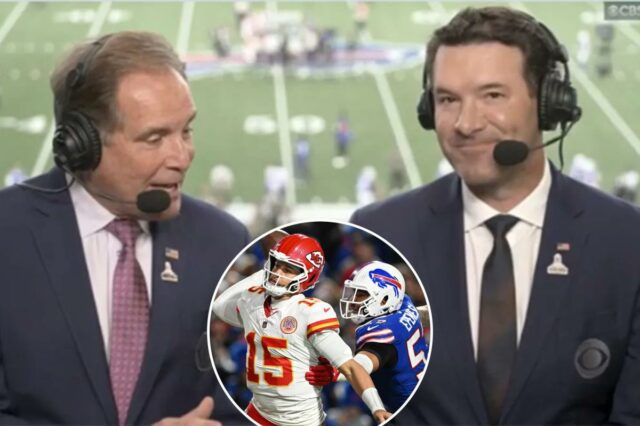 Tony Romo (R), principal analista da NFL para a CBS, levantou algumas sobrancelhas durante o primeiro quarto do jogo Chiefs-Bills quando foi ouvido grunhindo na transmissão ao lado de Jim Nantz (R) no domingo, 2 de novembro de 2025.