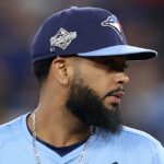 GettyImages-2244405543 número 51 em seu chapéu para apoiar Alex Vesia