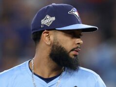 Toronto Blue Jays junta-se ao LA Dodgers e usa ’51’ em bonés para homenagear Alex Vesia GettyImages-2244405543 número 51 em seu chapéu para apoiar Alex Vesia