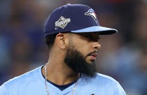 Toronto Blue Jays junta-se ao LA Dodgers e usa ’51’ em bonés para homenagear Alex Vesia GettyImages-2244405543 número 51 em seu chapéu para apoiar Alex Vesia