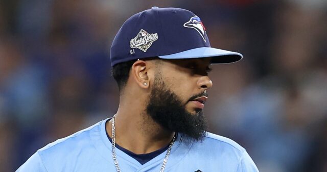 GettyImages-2244405543 número 51 em seu chapéu para apoiar Alex Vesia