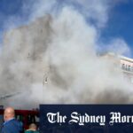 A torre medieval Torre dei Conti, perto do Fórum Romano, é engolfada por uma nuvem de destroços de um segundo colapso, após ter desabado parcialmente durante obras de renovação.