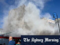 Torre medieval em Roma desaba parcialmente, prendendo trabalhador A torre medieval Torre dei Conti, perto do Fórum Romano, é engolfada por uma nuvem de destroços de um segundo colapso, após ter desabado parcialmente durante obras de renovação.