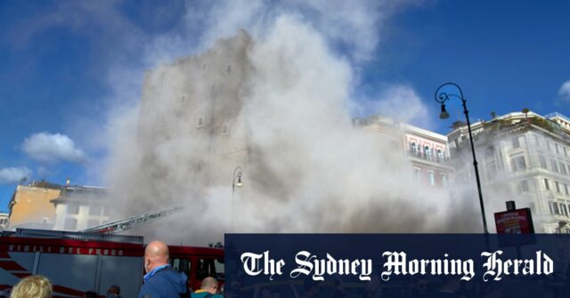 A torre medieval Torre dei Conti, perto do Fórum Romano, é engolfada por uma nuvem de destroços de um segundo colapso, após ter desabado parcialmente durante obras de renovação.