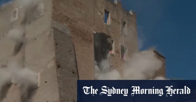 Trabalhador preso nos escombros de torre que desabou em Roma
