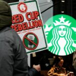 Manifestantes fazem piquete em frente a um Starbucks na Filadélfia, EUA