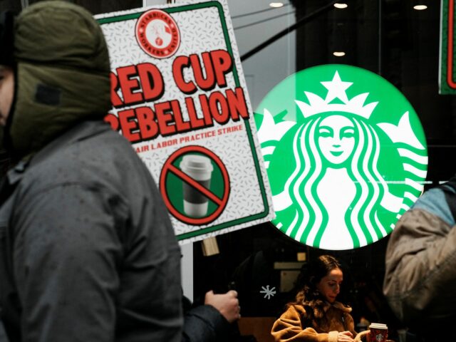 Manifestantes fazem piquete em frente a um Starbucks na Filadélfia, EUA