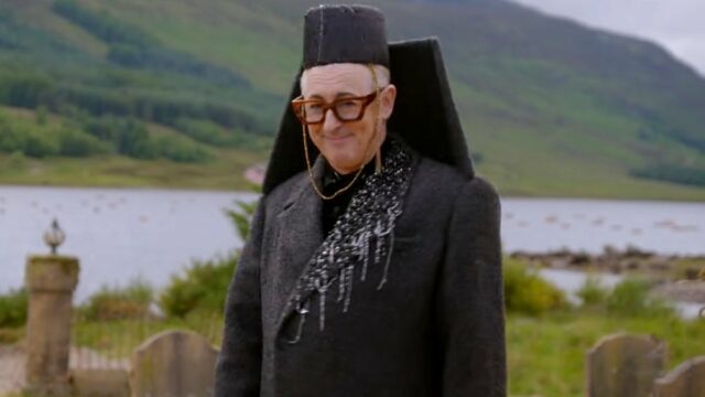 Trailer da 4ª temporada de 'The Traitors' provoca novo elenco, desafios e punhaladas nas costas a cada passo
