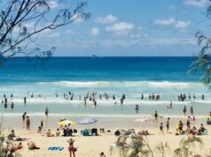 Transforme 20 dias de folga em 53 com este truque simples de férias anuais Seascape horizontal de pessoas aproveitando o sol de verão em férias turísticas na praia com areia turquesa ondas céu azul no famoso oceano de surf Byron Bay Austrália