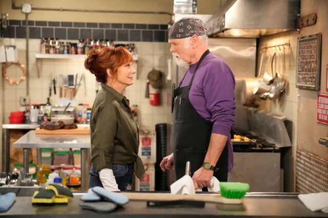 Transmita ou ignore: 2ª temporada de 'Happy's Place' na NBC, Transmita ou ignore: 2ª temporada de 'Happy's Place' na NBC, onde Reba McEntire interpreta a dona de um bar que é parceira de sua meia-irmã muito mais nova