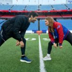 Transmita ou ignore: 'Holiday Touchdown: A Bills Love Story' no Hallmark Channel, onde uma mulher ajuda seu tio a rastrear seu admirador secreto ... com uma pequena ajuda da máfia dos Bills