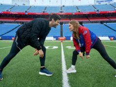 Transmita ou ignore: ‘Holiday Touchdown: A Bills Love Story’ no Hallmark Channel, onde uma mulher ajuda seu tio a rastrear seu admirador secreto … com uma pequena ajuda da máfia dos Bills Transmita ou ignore: 'Holiday Touchdown: A Bills Love Story' no Hallmark Channel, onde uma mulher ajuda seu tio a rastrear seu admirador secreto ... com uma pequena ajuda da máfia dos Bills
