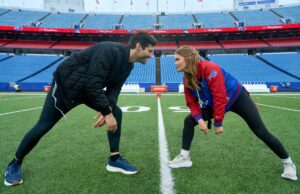Transmita ou ignore: ‘Holiday Touchdown: A Bills Love Story’ no Hallmark Channel, onde uma mulher ajuda seu tio a rastrear seu admirador secreto … com uma pequena ajuda da máfia dos Bills Transmita ou ignore: 'Holiday Touchdown: A Bills Love Story' no Hallmark Channel, onde uma mulher ajuda seu tio a rastrear seu admirador secreto ... com uma pequena ajuda da máfia dos Bills