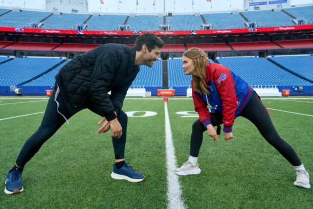 Transmita ou ignore: 'Holiday Touchdown: A Bills Love Story' no Transmita ou ignore: 'Holiday Touchdown: A Bills Love Story' no Hallmark Channel, onde uma mulher ajuda seu tio a rastrear seu admirador secreto ... com uma pequena ajuda da máfia dos Bills