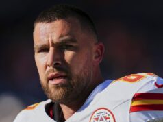 Travis Kelce, do Chiefs, chama a atenção com comportamento lateral na vitória dos Colts Travis Kelce, Chiefs