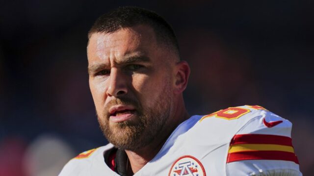 Travis Kelce, do Chiefs, chama a atenção com comportamento lateral Travis Kelce, Chiefs