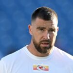 GettyImages-2245032169 travis kelce no jogo de futebol da escola